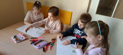 Dzieci podczas zajęć.