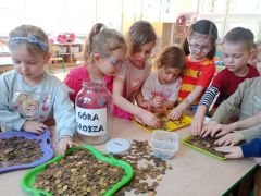 Dzieci segregują pieniądze.