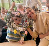 Rodzice i dzieci podczas warsztatów.