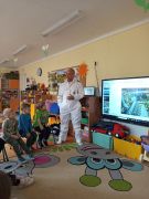 DZIECI I PAN KAPITAN PODCZAS ZAJEĆ.