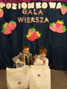 DZIECI POZUJĄ DO ZDJECIA.