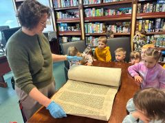 Dzieci w bibliotece.