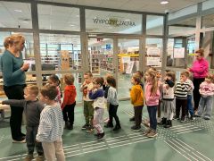 Dzieci w bibliotece.