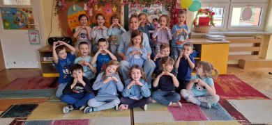 Dzieci ubrane na niebiesko.