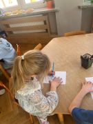 Dzieci pracują przy stoliku.