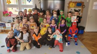 Dzieci pozujące do zdjęcia.