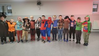 Chłopcy w przebraniach pozujący do zdjęcia.