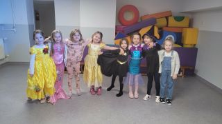 Dziewczyny przebrane w kostiumy pozujące do zdjęcia.