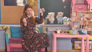 Pani dietetyk pokazuje dzieciom ile cukru mieści się w napoju