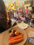 Pani dietetyk rozmawia z dziećmi