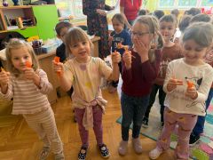 Dzieci pokazują zdrowe przekąski