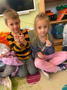 Dzieci chrupią marchewkę