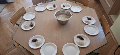 Stół przygotowany do zrobienia kulek mocy