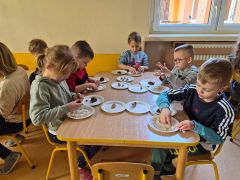 Dzieci szykują kulki mocy