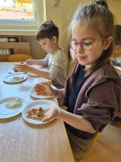 Dziewczynka pokazuje kulkę mocy