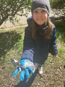 dziewczynka prezentuje zebrane śmieci.