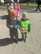 Chłopcy pozują z zebranymi śmieciami.