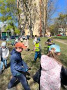 Dzieci zbierają odpady.