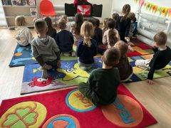 Dzieci oglądają prezentację.