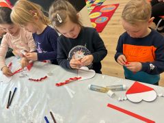 Dzieci z grupy Misie pracują przy stolikach.