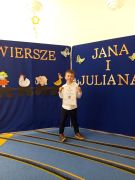 Dzieci recytują i pozują do zdjęć.