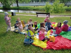 ilustracja do wpisu 
Przedszkolaki na pikniku w parku