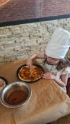 dziewczynka robi pizzę