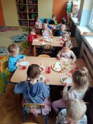 DZIECI UKŁADAJĄ WEDŁUG SWOJEGO POMYSŁU KANAPKI I KONSUMUJĄ