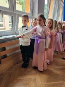 Dzieci w gotowości czekają na muzykę aby zatańczyć Poloneza