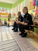 Panie policjantki mówią dzieciom o bezpiecznych wakacjach