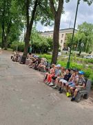Dzieci jedzą lody