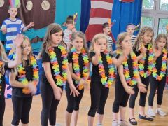 Dziewczynki tańczą taniec hula-hula