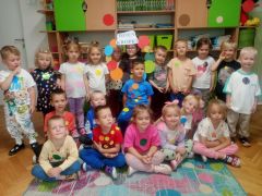 Dzieci w kropki pozują do zdjęcia.