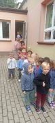Grupa Jeżyków wychodzi z przedszkola wyjściem ewakuacyjnym