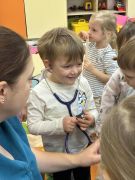 Dzieci na dywanie słuchają Pani Doktor.