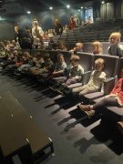 Dzieci w na widowni.