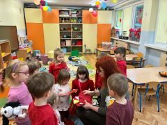 Dzieci z serduszkami.