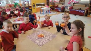 Dzieci próbują sok.