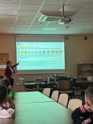 Dzieci oglądają prezentację w banku.