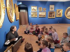 Dzieci podczas zajęć w muzeum.