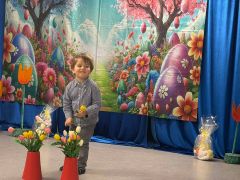 Chłopiec recytuje wiersz