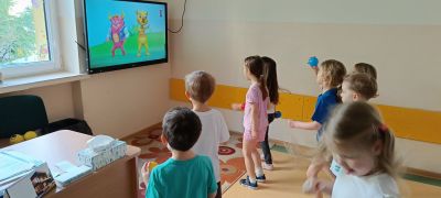 Dzieci podczas ćwiczeń.