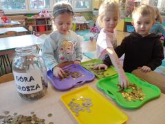 Dzieci segregują pieniądze.