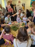 Rodzice i dzieci podczas warsztatów wielkanocnych.