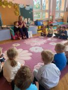 Dzieci siedzą na dywanie uważnie słuchając p.Mileny.