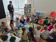 Dzieci w bibliotece.