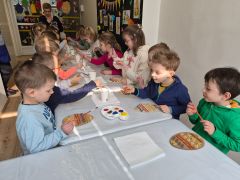 Dzieci w bibliotece wykonują prace plastyczne - jajko.