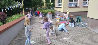 Dzieci podczas zabaw na pikniku.