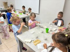 Dzieci tworzą własne odlewy.