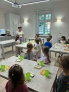 Dzieci słuchają instrukcji Pani prowadzącej.
